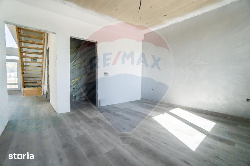 Casă cu 5 camere cu Teren 800 Mp în Sânpetru