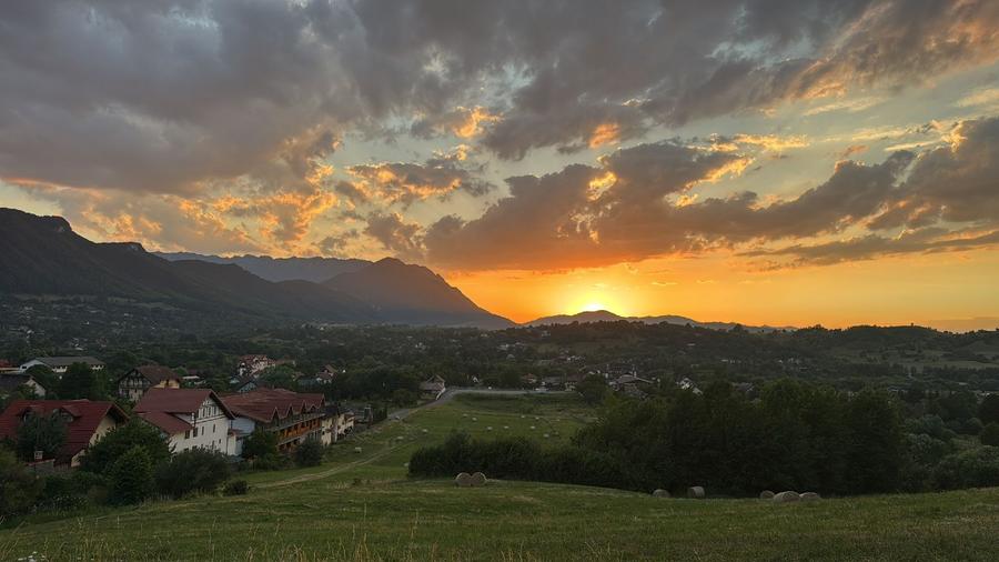 Casă individuală cu 5 camere cu Teren 5200 Mp în Bran
