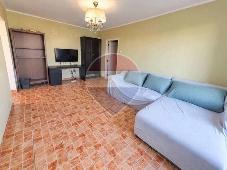 Apartament cu 3 camere semidecomandat în Periferie