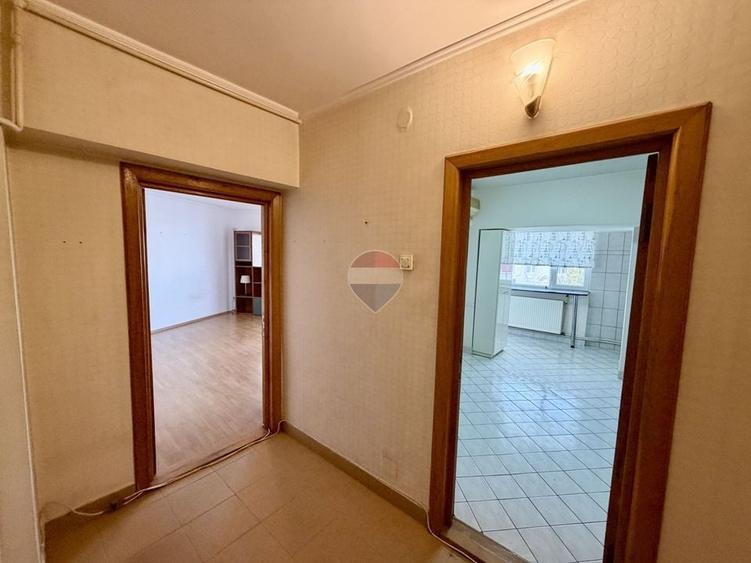 Apartament cu 3 camere decomandat în Central