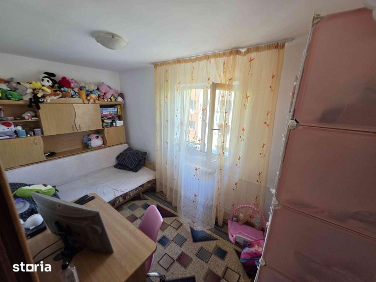 Apartament cu 3 camere în Petrișor