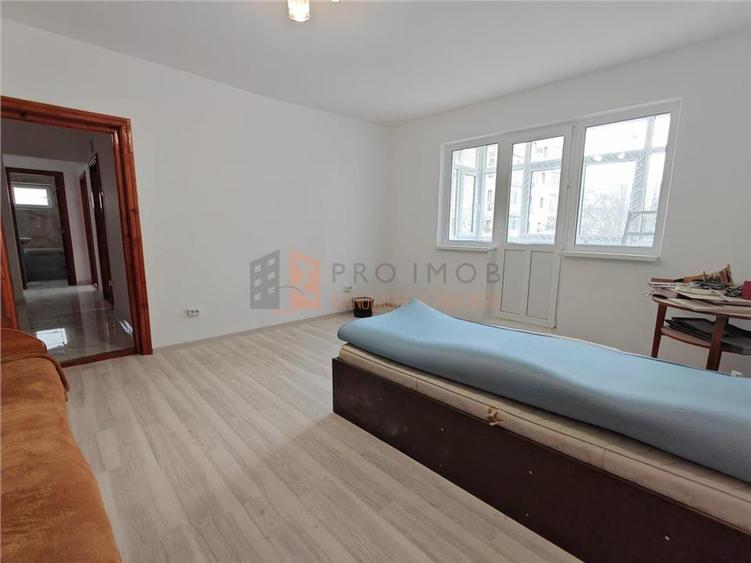 Apartament cu 3 camere semidecomandat, mobilat în Micro 3