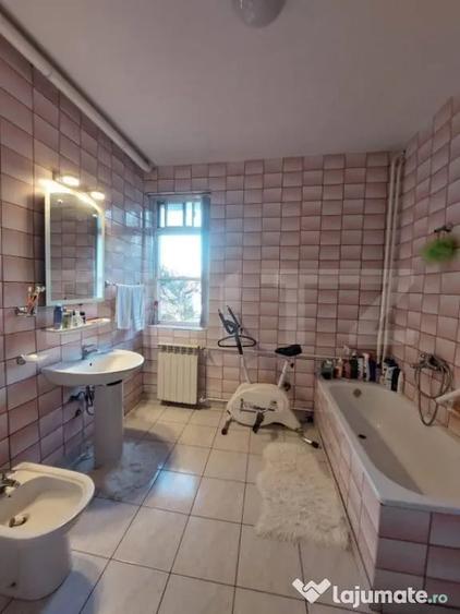 Casă cu 7 camere cu Teren 3800 Mp în Albert