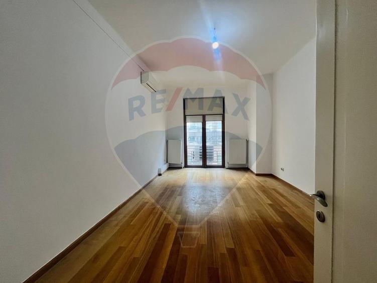 Apartament cu 6 camere circular în Periferie