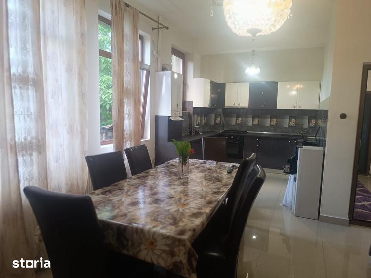 Casă cu 10 camere cu Teren 970 Mp în Calea București