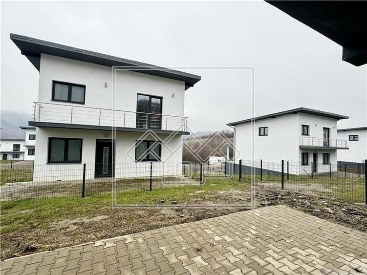 Casă individuală cu 5 camere cu Teren 713 Mp în Cisnădioara