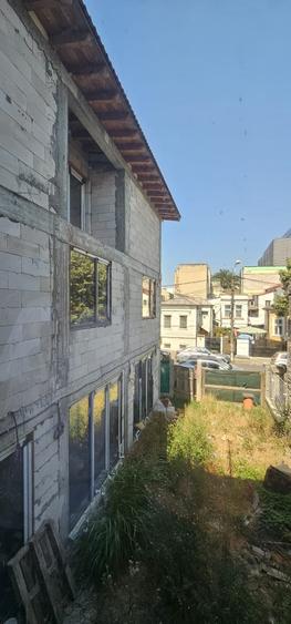 Casă individuală cu 9 camere cu Teren 164 Mp în Central