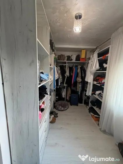 Apartament cu 3 camere semidecomandat în Independenței