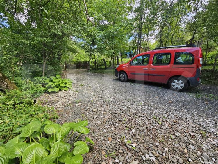 Casă cu 2 camere cu Teren 10000 Mp în Almașu Mare