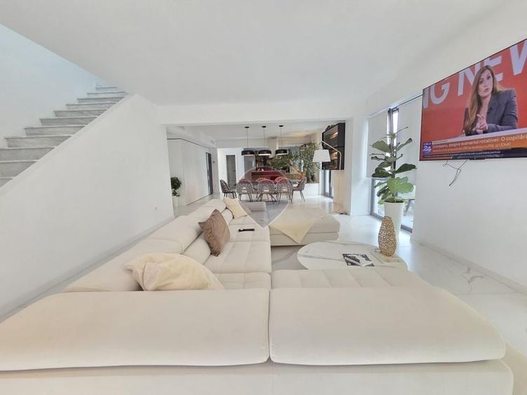 Casă individuală cu 7 camere cu Piscina în Est