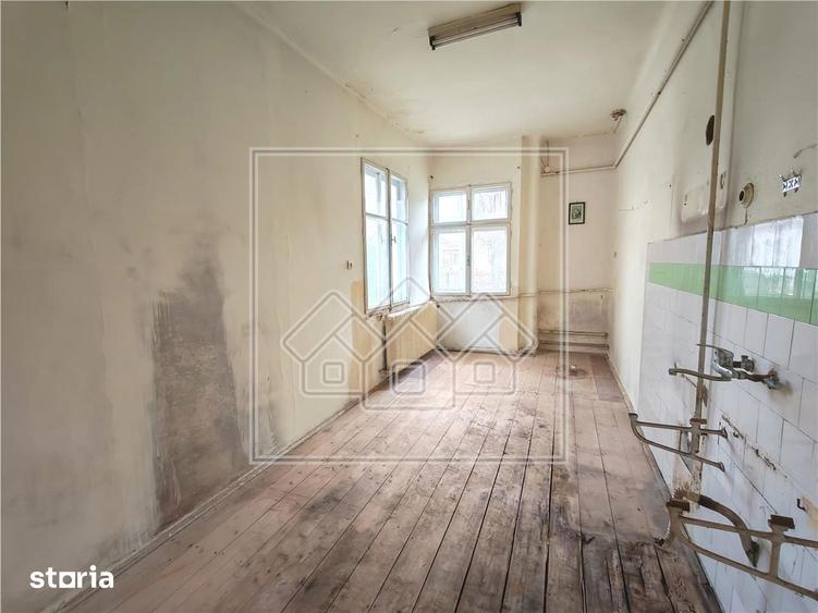 Casă cu 4 camere cu Canalizare în Trei Stejari