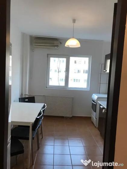 Apartament cu 4 camere decomandat în Moșilor