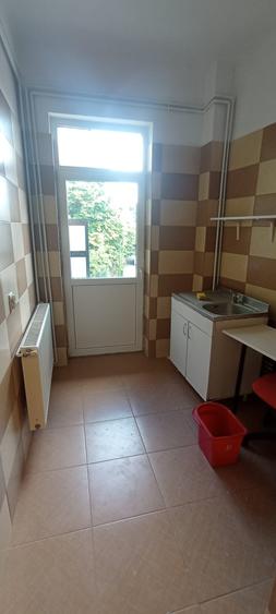 Apartament cu 3 camere semidecomandat în Tineretului