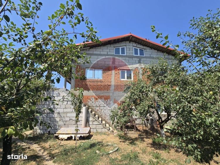 Casă cu 4 camere în Zorile