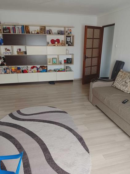 Apartament cu 3 camere semidecomandat în Micro 16
