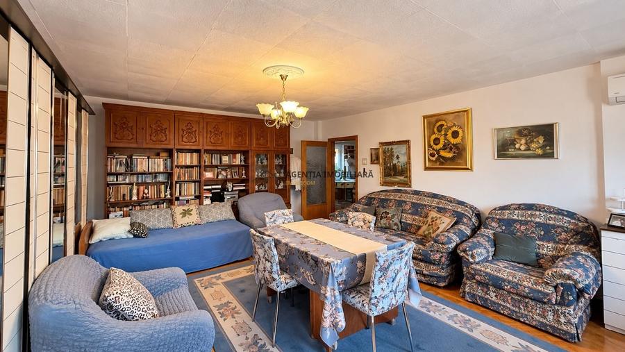 Apartament cu 4 camere decomandat în P-ța Victoriei