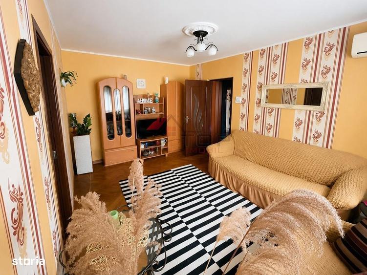 Apartament cu 3 camere semidecomandat în Podu Roș
