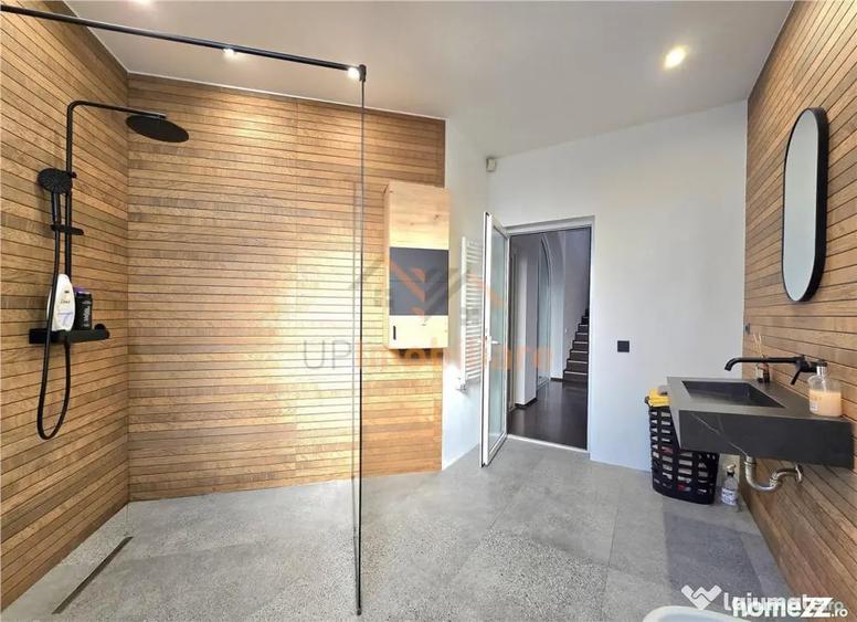 Casă cu 6 camere cu Piscina în Sânmartin