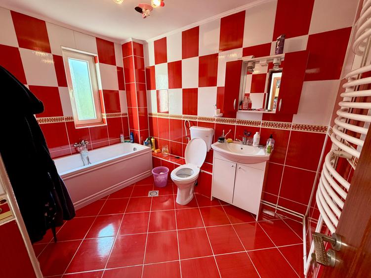 Duplex cu 4 camere cu Canalizare în Metalurgiei