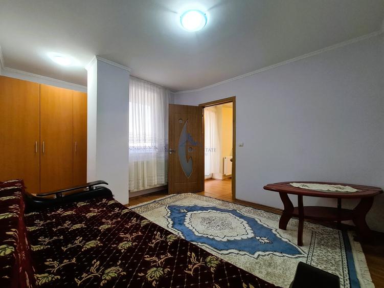 Apartament cu 3 camere semidecomandat, mobilat în Calea Poplăcii