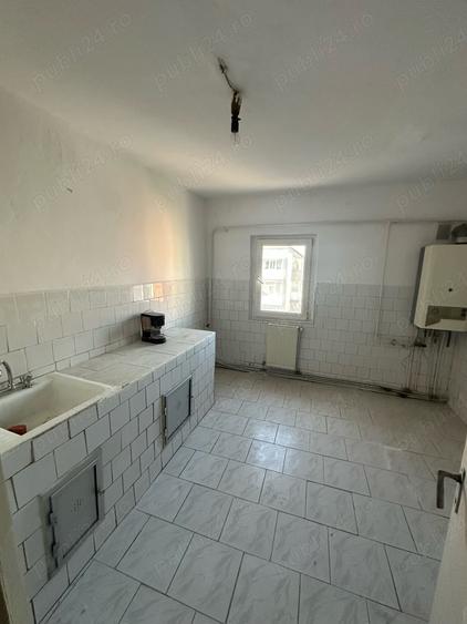 Apartament cu 3 camere semidecomandat în Central