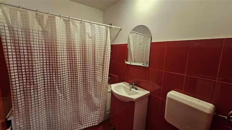Apartament cu 4 camere semidecomandat în Berceni