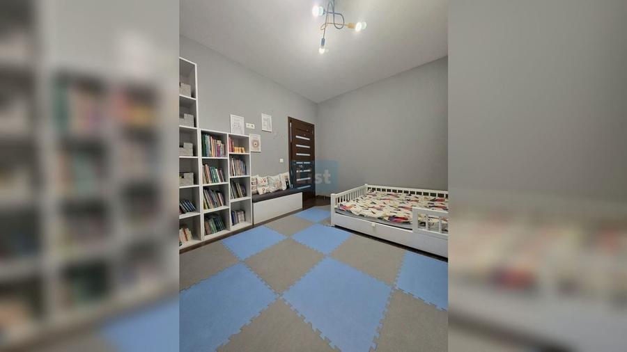 Apartament cu 3 camere semidecomandat, mobilat în Florești
