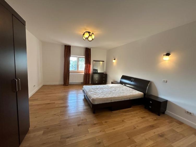 Casă cu 5 camere cu Teren 3000 Mp în Central