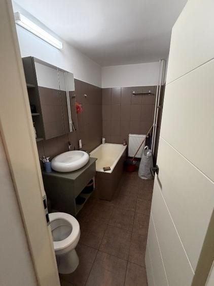 Garsonieră decomandată, mobilată în Vitan Mall