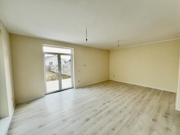 Duplex cu 4 camere cu Canalizare în Exterior Vest