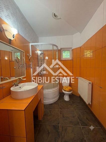 Casă individuală cu 3 camere cu Canalizare în Central