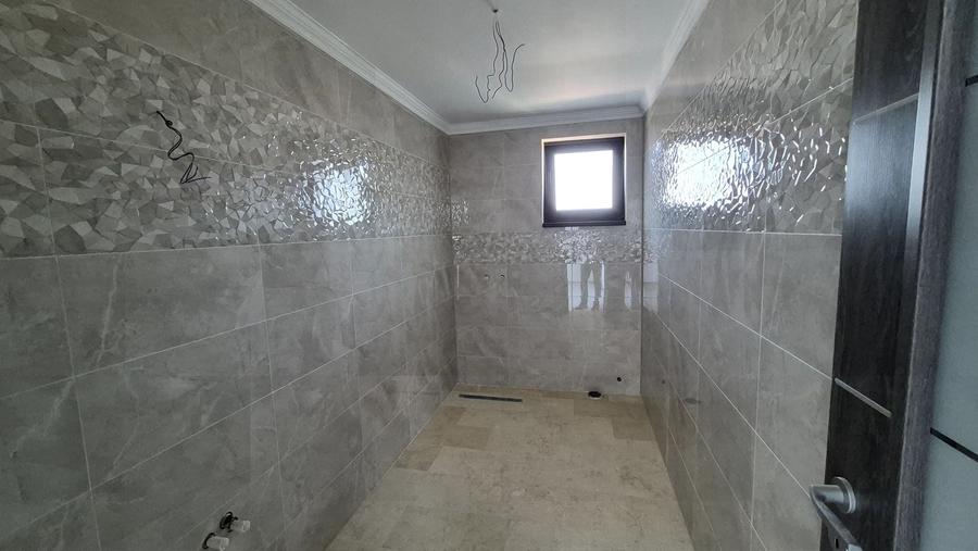 Casă cu 4 camere cu Canalizare în Est