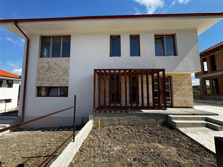 Duplex cu 4 camere cu Canalizare în Chinteni