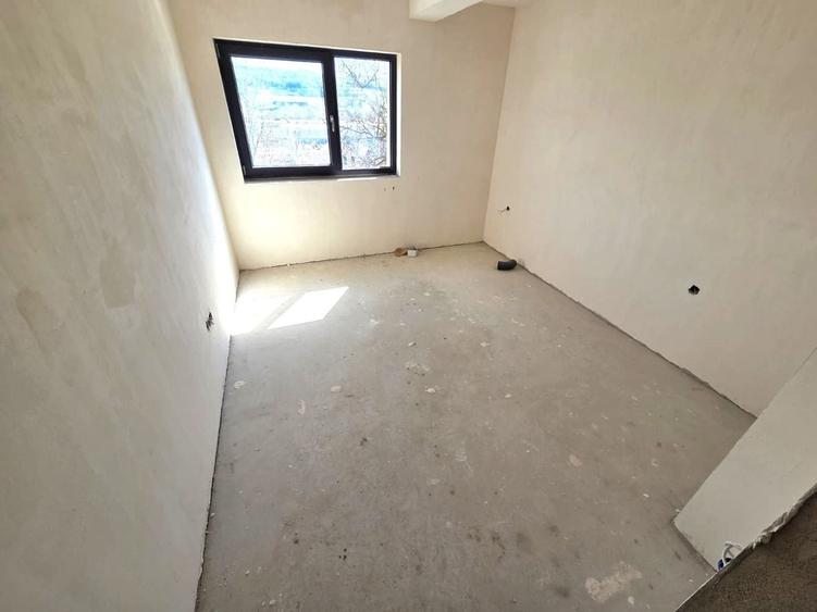 Casă cu 4 camere cu Canalizare în Dâmbul Rotund