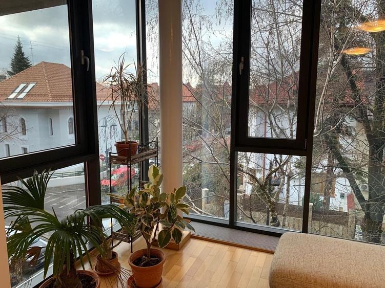 Apartament cu 5 camere decomandat în Capitale
