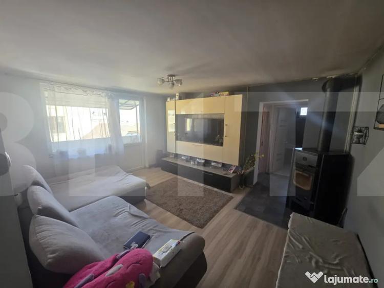 Apartament cu 3 camere semidecomandat în Ozun