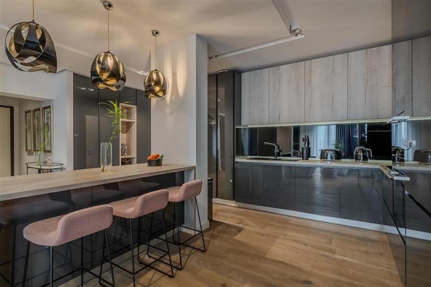 Penthouse cu 3 camere semidecomandat, mobilat în Central