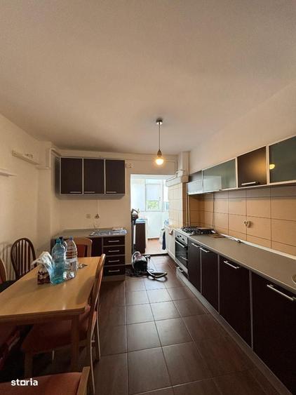 Apartament cu 4 camere decomandat în Rovine