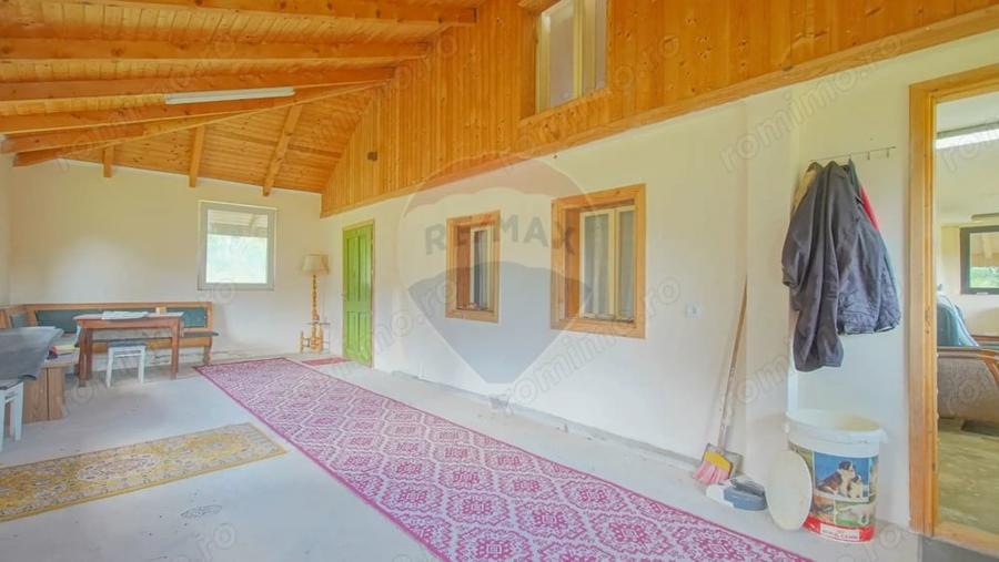 Casă cu Teren 8100 Mp în Ucea