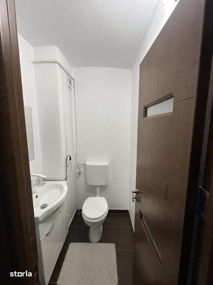 Apartament cu 3 camere decomandat în Craiovița Nouă