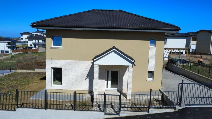 Casă individuală cu 4 camere cu Canalizare în Dezmir
