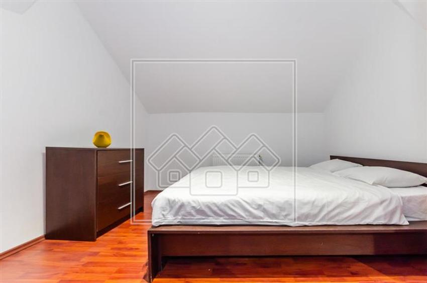 Apartament cu 3 camere decomandat în Broscărie