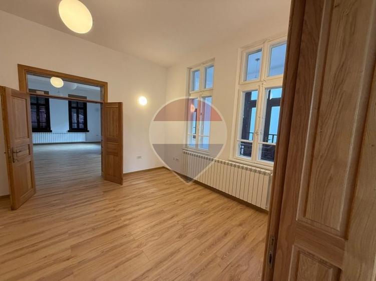 Casă individuală cu 6 camere cu Teren 1000 Mp în Central