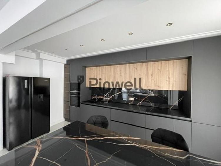 Penthouse cu 5 camere decomandat, mobilat în Central