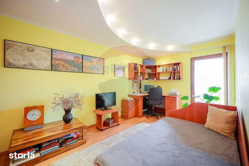 Casă cu 7 camere cu Teren 153 Mp în Central