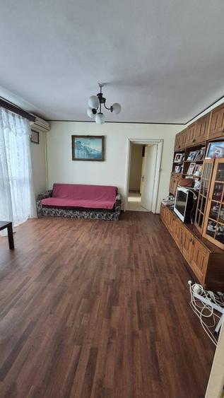 Apartament cu 3 camere semidecomandat în Baba Novac