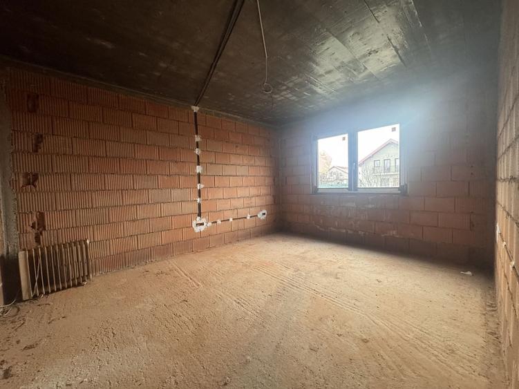 Casă individuală cu 7 camere cu Canalizare în Moșnița Nouă