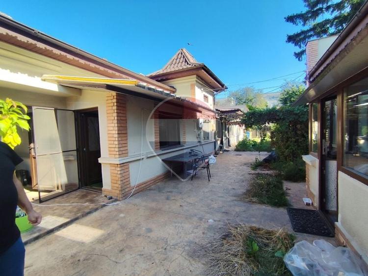 Casă individuală cu 6 camere cu Teren 510 Mp în Central