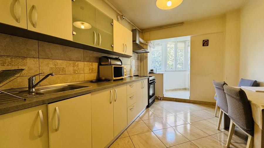 Apartament cu 3 camere semidecomandat, mobilat în Tineretului