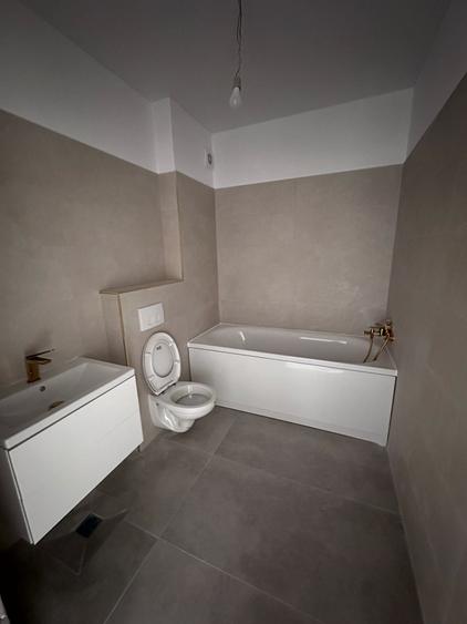 Apartament cu 3 camere semidecomandat în Berceni
